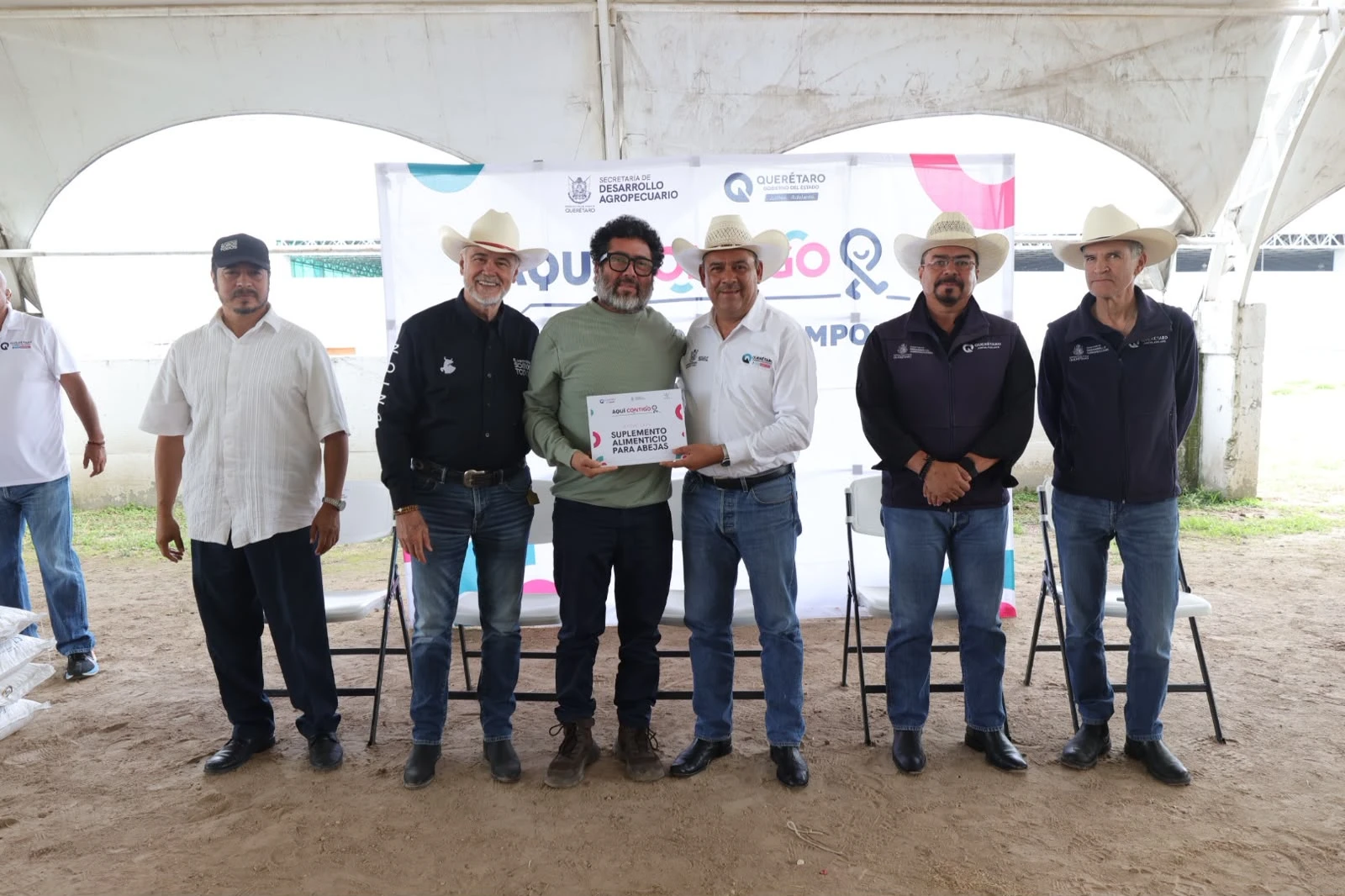Fortalecimiento de la Apicultura en Querétaro: SEDEA Entrega Suplemento Alimenticio a Apicultores