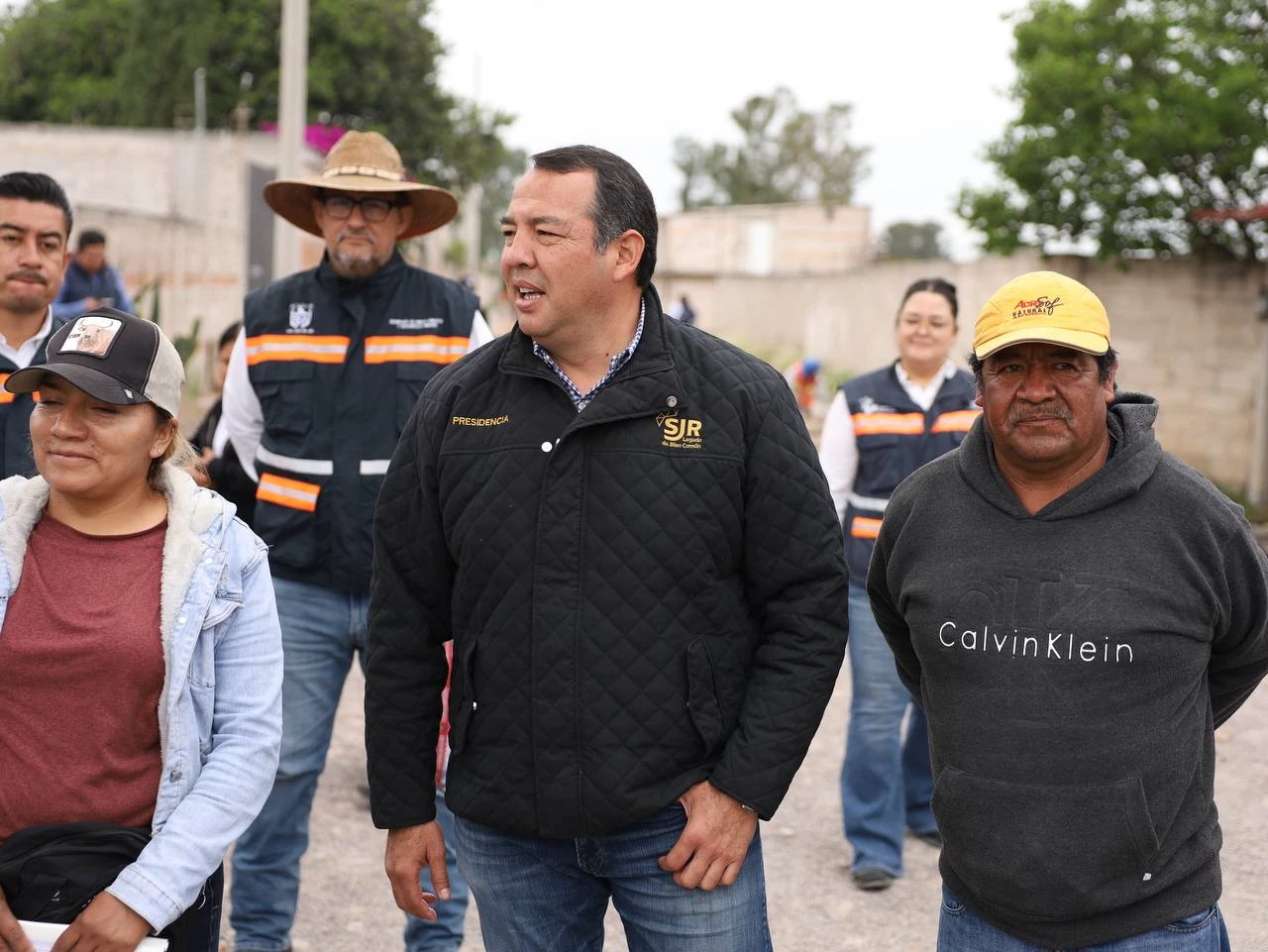 Roberto Cabrera Supervisa Construcción de Calle en Ampliación Santa Bárbara La Cueva