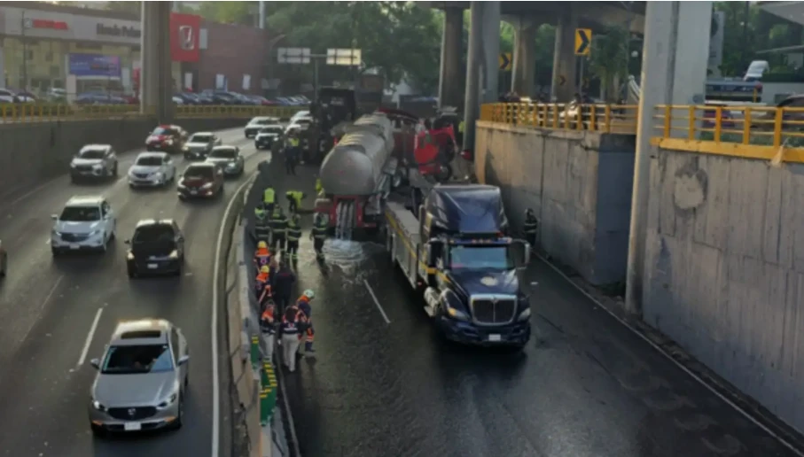 Volcadura de pipa en el Periférico y Palmas genera caos en la Ciudad de México
