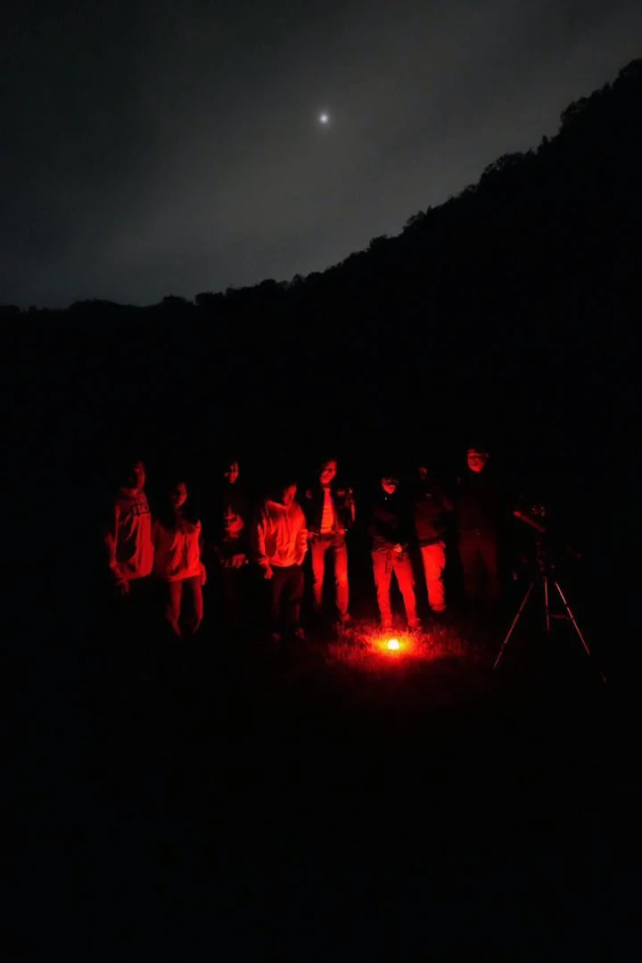 Familias queretanas se reúnen en Joya La Barreta para observar el Eclipse Lunar 2026