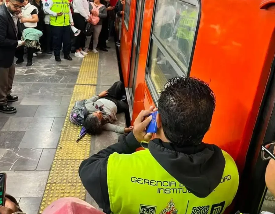 Rescate en el Metro de la Ciudad de México: Mujer atrapada de un pie