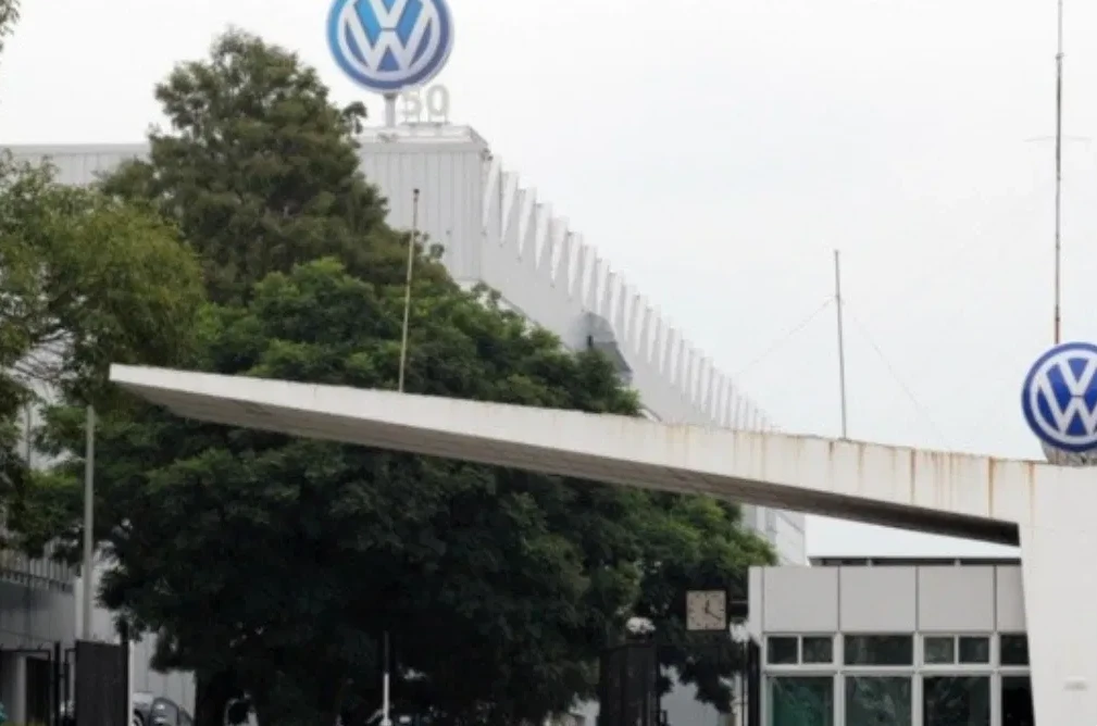 Volkswagen Anuncia Recorte de 50,000 Empleos y Cierre de Plantas: Un Impacto Global y Local