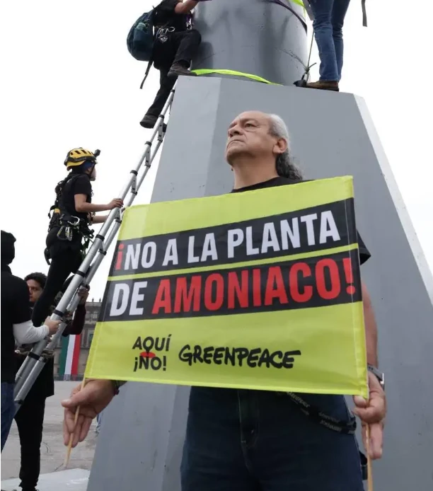 Greenpeace Escala el Asta Bandera del Zócalo para Exigir Acción Climática