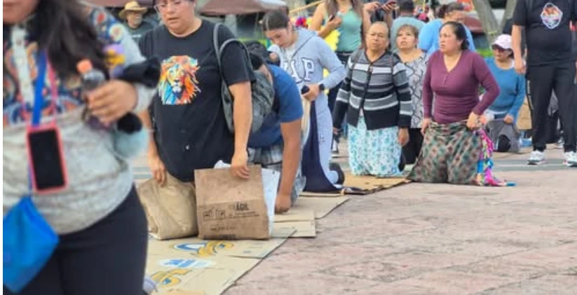 Feligreses cumplen promesas de fe en el Templo de la Cruz