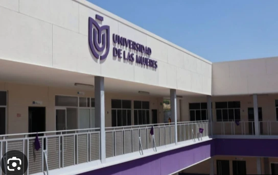 Más de 400 mujeres concluyen sus estudios en la Universidad de las Mujeres de Querétaro
