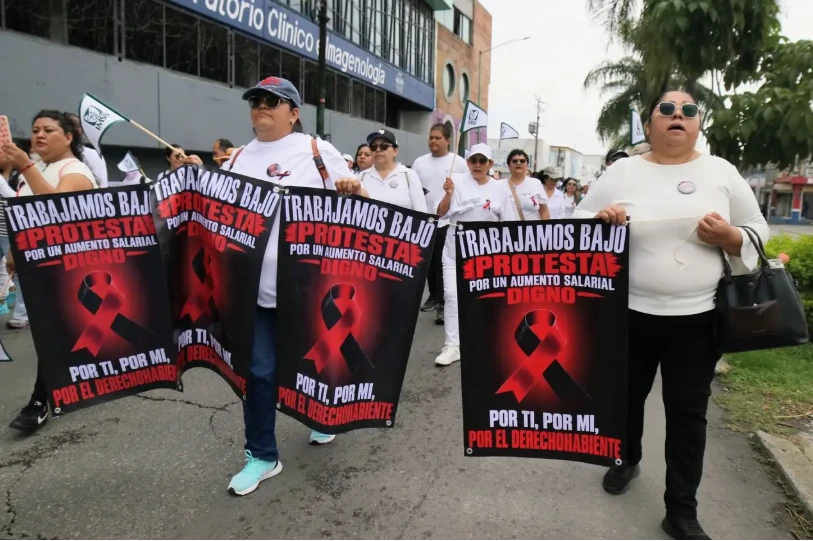 Protestas de Trabajadores del IMSS en 13 Estados de México por Salarios y Medicamentos
