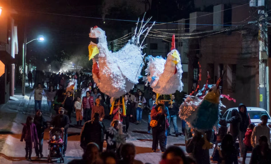 El Gallo Monumental de Querétaro se Viste de Luz y Color por la Tradición y la Fe