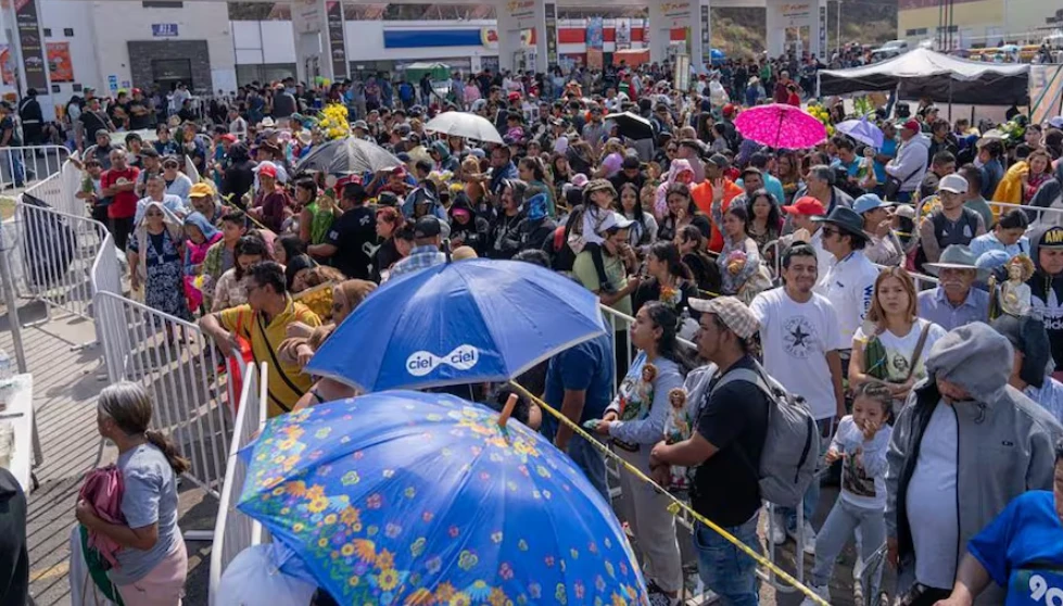 Fieles a San Judas Tadeo Caminan a La Noria en Querétaro