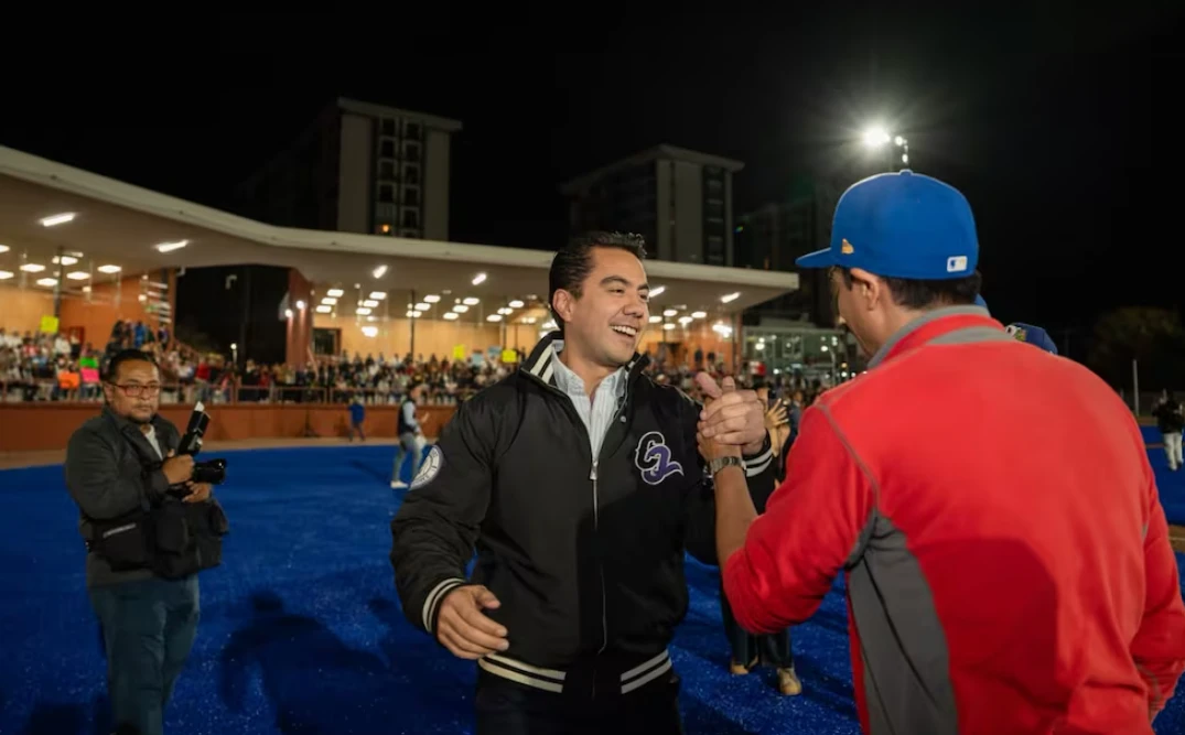 Felifer Macías Entrega la Reconstrucción del Campo de Béisbol en la Unidad Deportiva Joséfa Ortiz